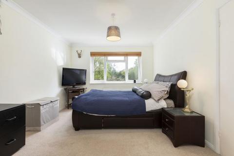 33 Oak Tree Close, Virginia Water, GU25 4JG