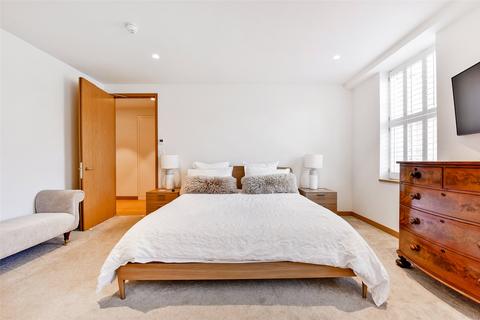 Flat 3, 61 Thames Street, Windsor, SL4 1QW