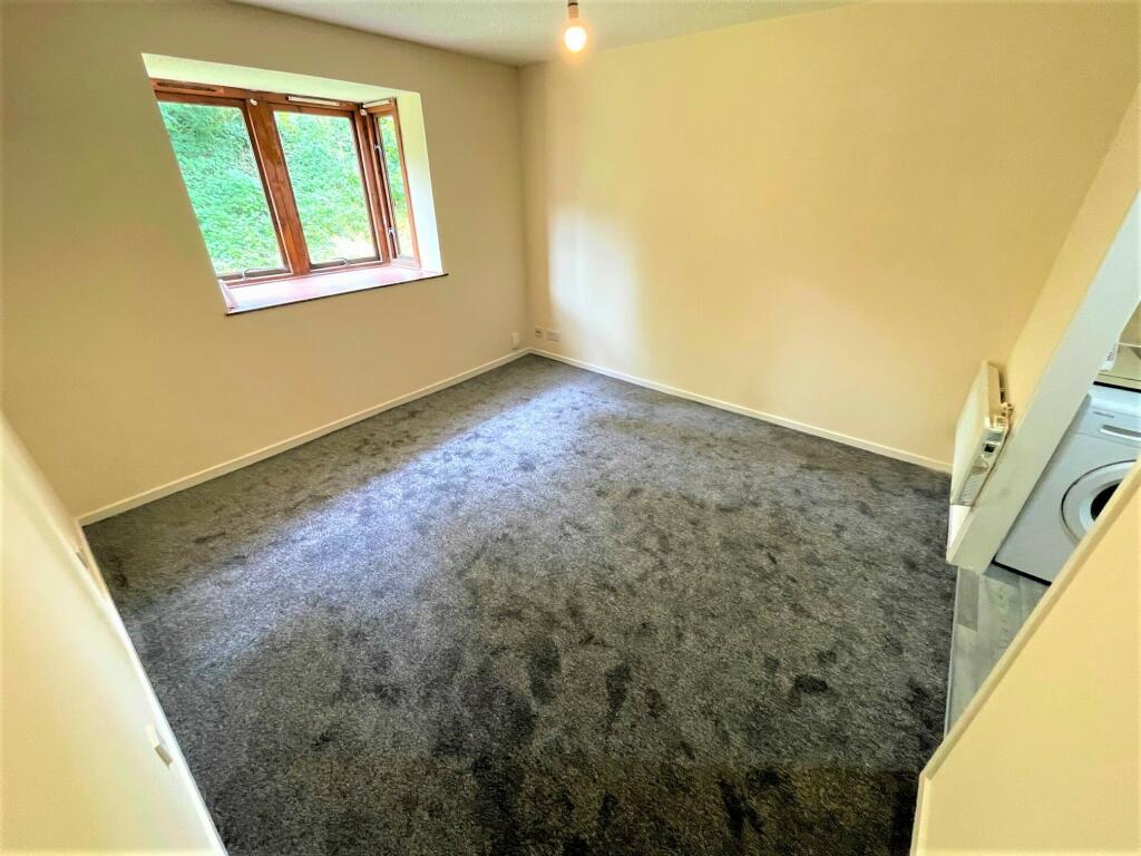 Rushden Close, Romford 1 bed apartment to rent £1,250 pcm (£288 pw)