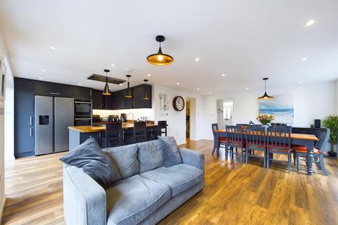 4 Loddon Road, Bourne End, SL8 5LT