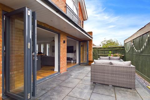 4 Loddon Road, Bourne End, SL8 5LT