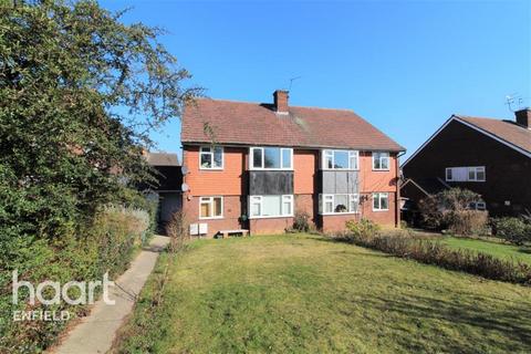 3 bedroom maisonette to rent, Gerrards Close