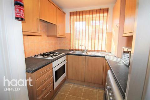 3 bedroom maisonette to rent, Gerrards Close