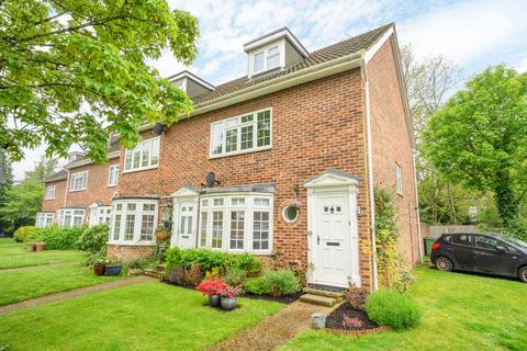 4 bedroom end of terrace house for sale, Gainsborough Court, Walton-on-Thames, KT12