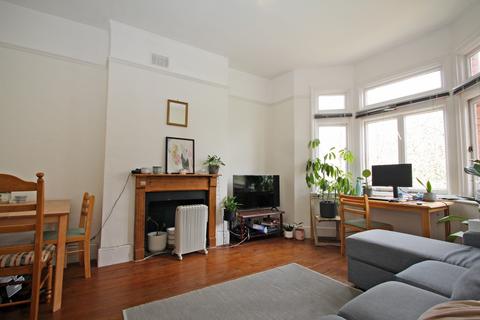 2 bedroom flat to rent, Bolingbroke Mansions, London SW11