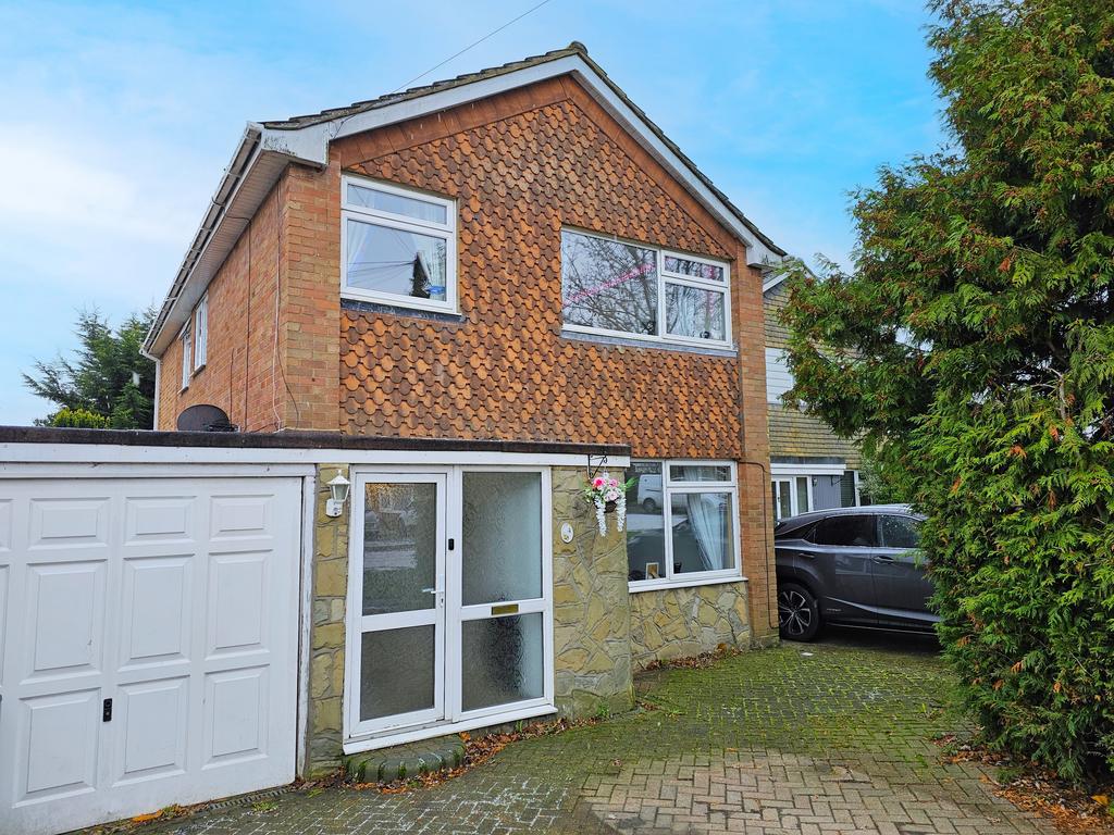 The Paddocks, Rayleigh, Essex 4 bed detached house to rent £1,850 pcm
