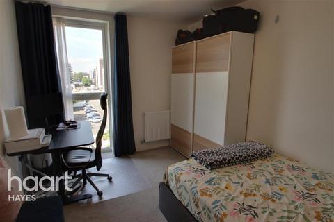 1 bedroom in a flat share to rent, Carnation Gardens Hayes UB3 4FS