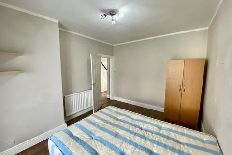 4 bedroom semi-detached house to rent, Greenford, UB6