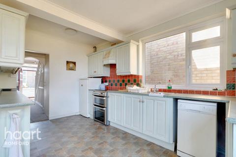 3 bedroom end of terrace house for sale, Heather Avenue, Romford