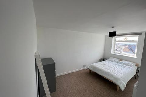 4 bedroom flat to rent, Gillespie Crescent, Edinburgh EH10