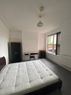 1 bedroom house to rent, West Parade, *individual rooms available* LN1