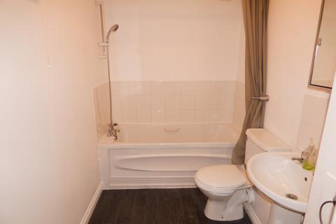 2 bedroom flat to rent, Chase Court Gardens, Southend-on-Sea, SS1