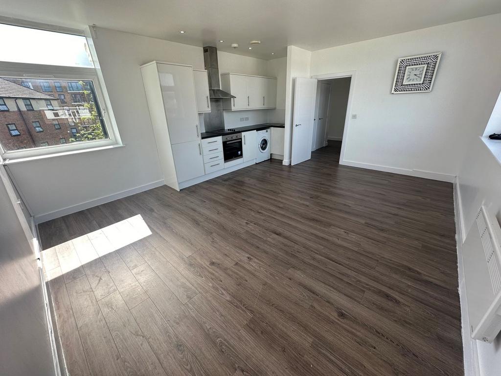 High Street, Edgware, London, HA8 2 bed apartment to rent £1,500 pcm (£346 pw)