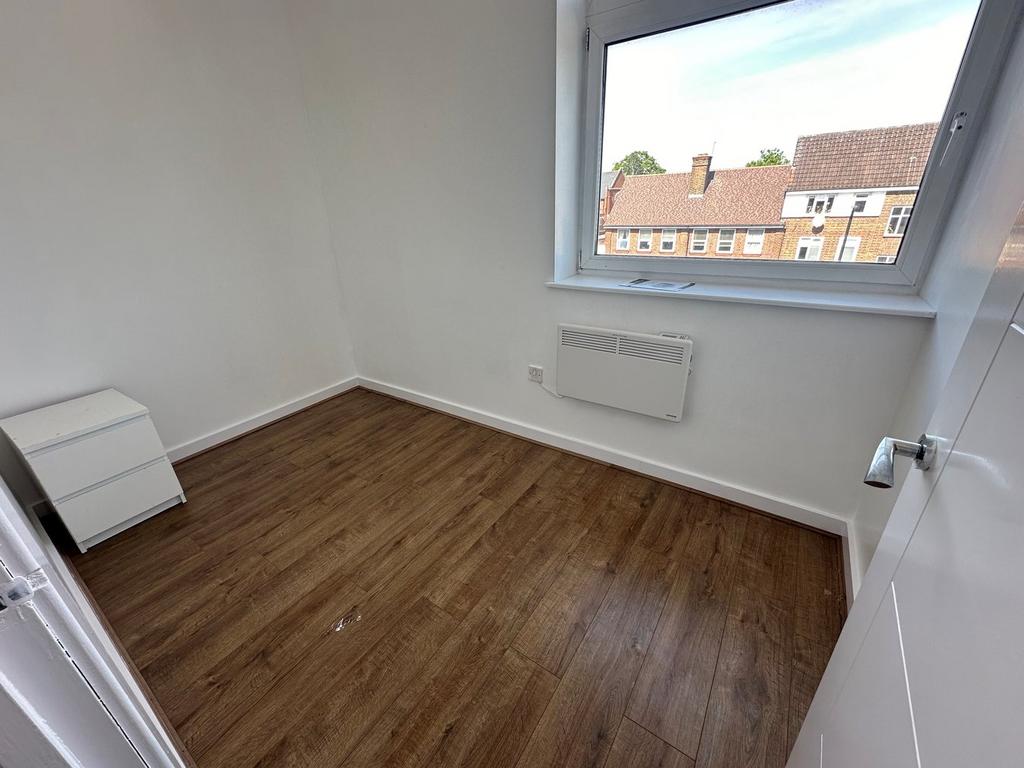 High Street, Edgware, London, HA8 2 bed apartment to rent £1,500 pcm