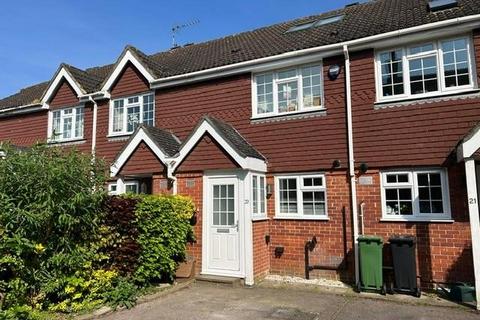 3 bedroom terraced house to rent, Chesham Mews, Guildford GU1