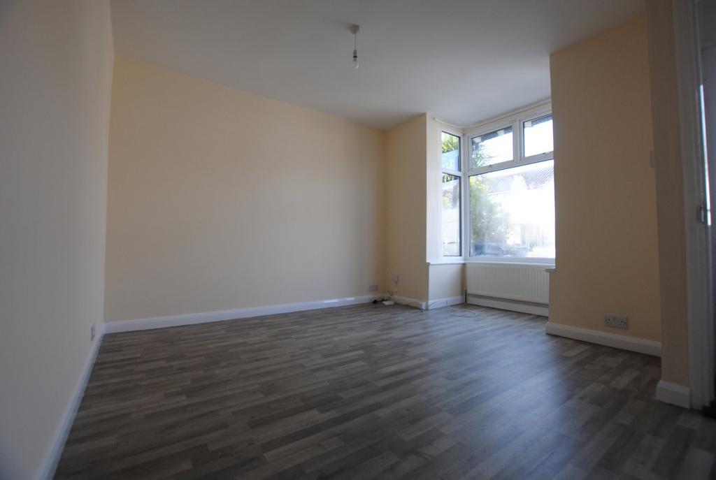 Knockhall Chase, Kent DA9 3 bed terraced house to rent £1,500 pcm (£