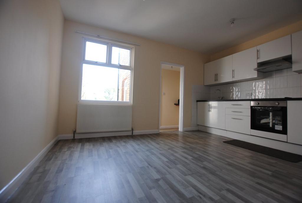 Knockhall Chase, Kent DA9 3 bed terraced house to rent £1,500 pcm (£