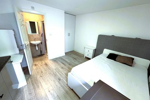 Studio to rent, Quebec Road, Ilford IG2