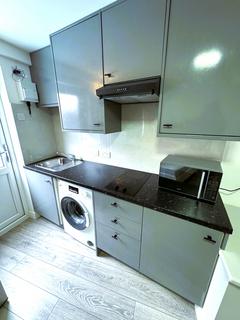 Studio to rent, Quebec Road, Ilford IG2