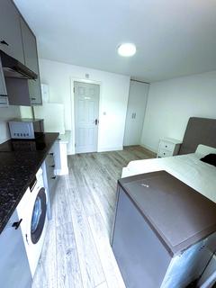Studio to rent, Quebec Road, Ilford IG2