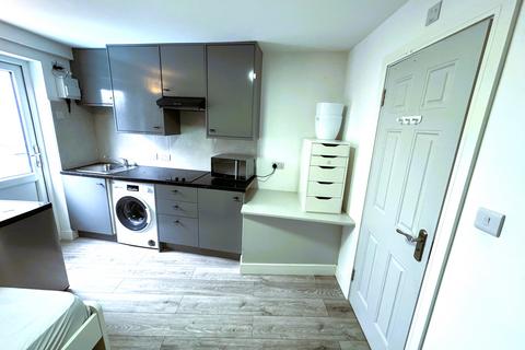 Studio to rent, Quebec Road, Ilford IG2