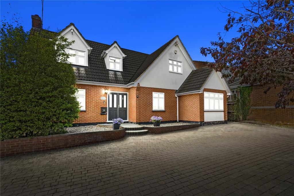 New Avenue, Langdon Hills, Essex, SS16 5 bed detached house for sale