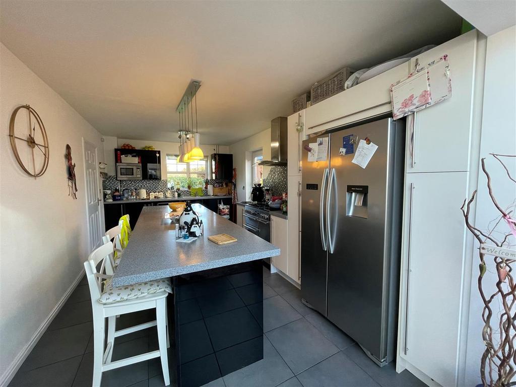 Kitchen x2.jpg