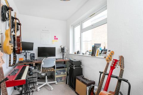 35b Upper Clapton Road, London, E5 8AY