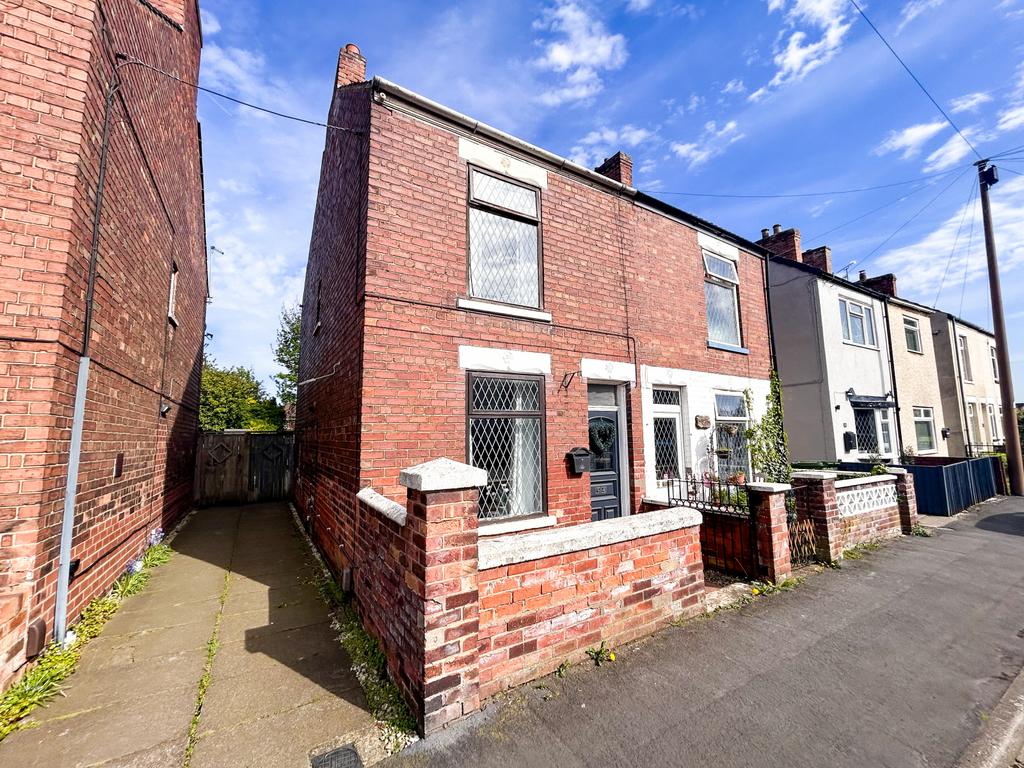 Charming Three Bedroom End of Terrace Property in