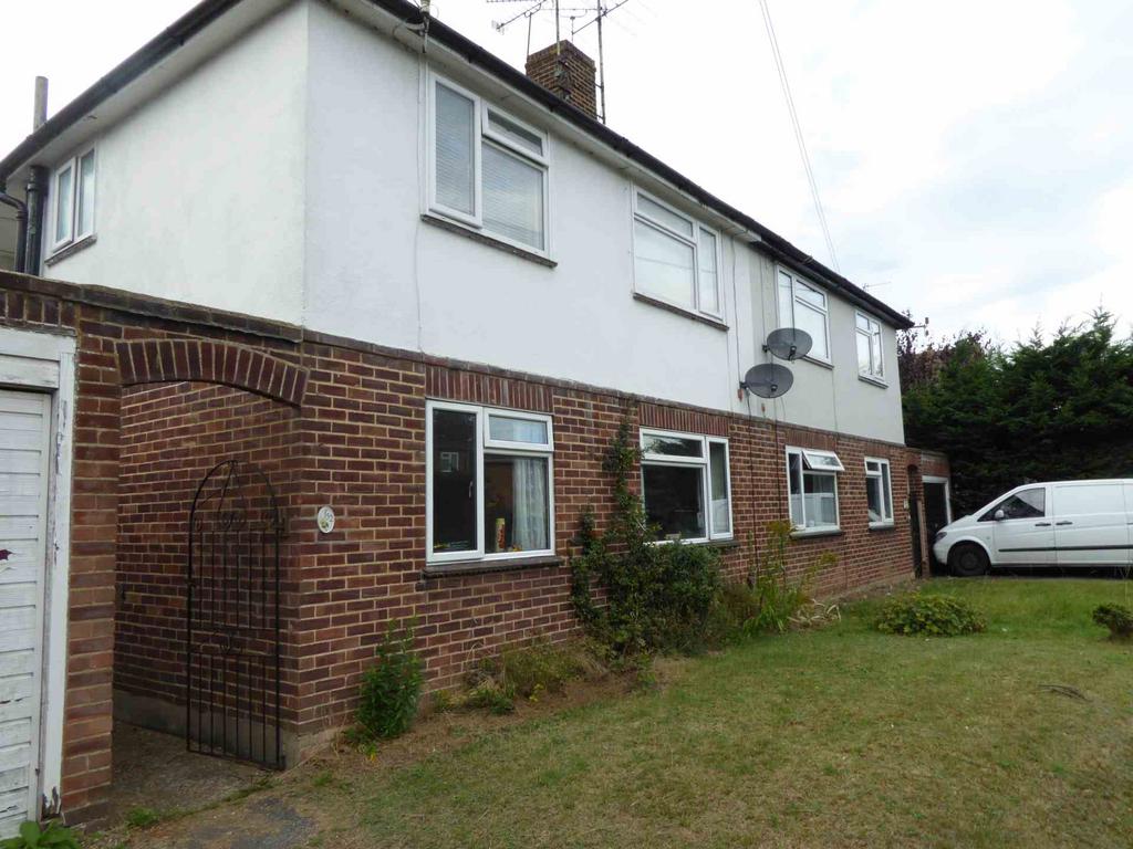 Butts Hill Road, Woodley 2 bed flat to rent £1,250 pcm (£288 pw)
