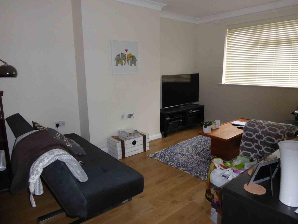 Butts Hill Road, Woodley 2 bed flat to rent £1,250 pcm (£288 pw)