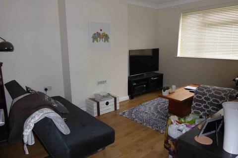 2 bedroom flat to rent, Butts Hill Road, Woodley