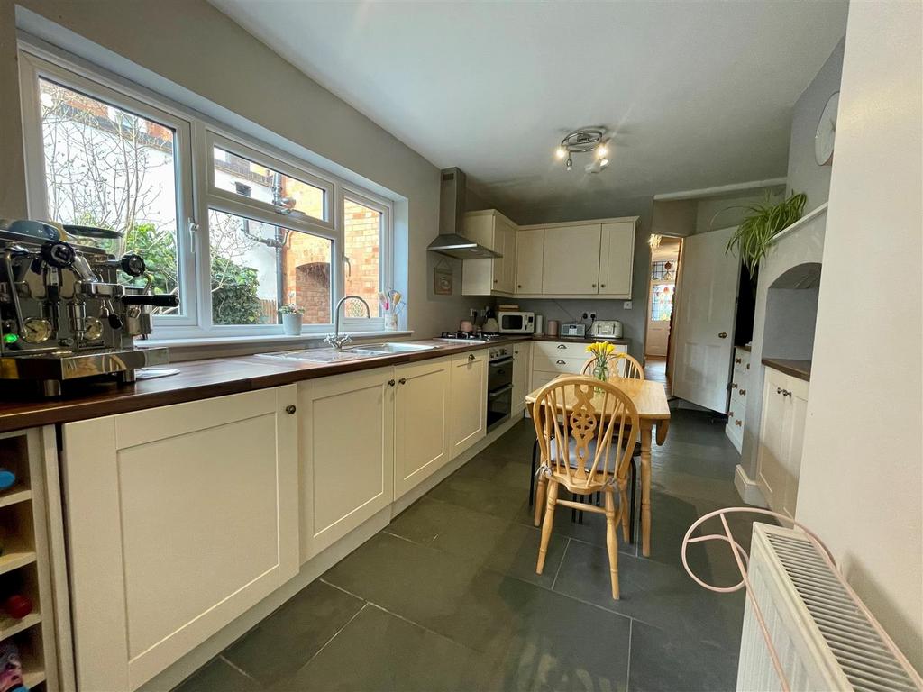 Kitchen x3.jpg