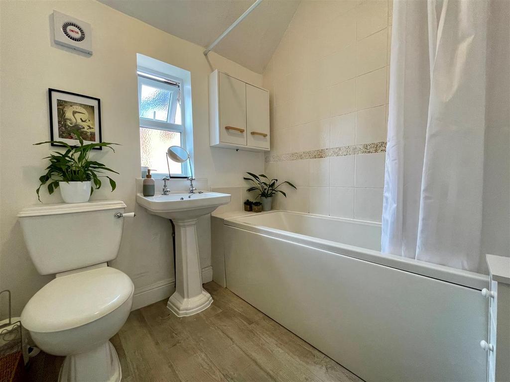 Main Bathroom.jpg