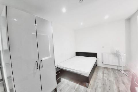 Studio to rent, Luminaire Apartments, London NW6