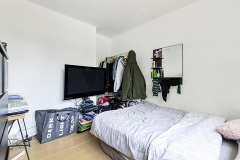 4 bedroom flat to rent, West House Close London SW19