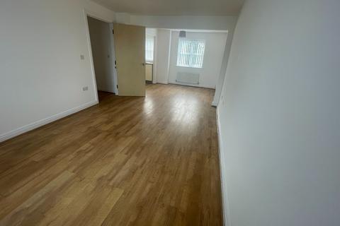 2 bedroom flat to rent, Huyton, Liverpool L36