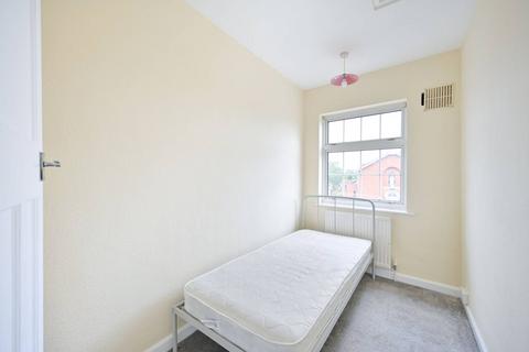 3 bedroom flat to rent, Burwood Close, Tolworth, Surbiton, KT6