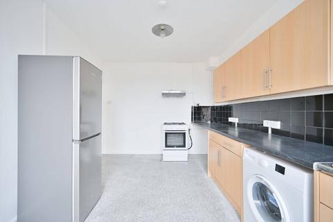 3 bedroom flat to rent, Burwood Close, Tolworth, Surbiton, KT6
