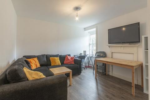 4 bedroom flat to rent, 0604L – Candlemaker Row, Edinburgh, EH1 2QE
