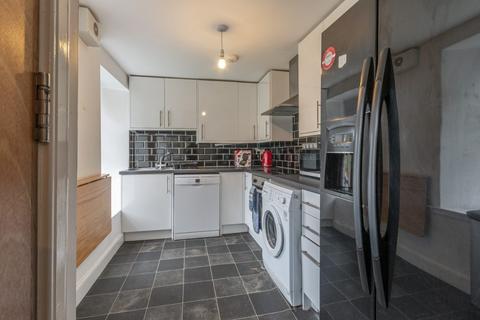 4 bedroom flat to rent, 0604L – Candlemaker Row, Edinburgh, EH1 2QE