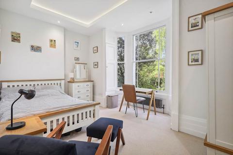 2 bedroom apartment to rent, West Hill Road, London SW18