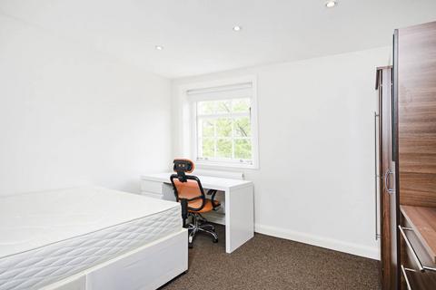 4 bedroom maisonette to rent, Finchley Road, St John's Wood, London, NW8