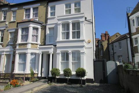 3 bedroom semi-detached house to rent, Alexandra Road, Southend On Sea