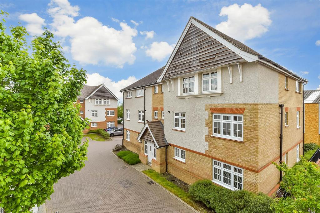 Albion Drive, Larkfield, Aylesford, Kent 2 bed ground floor flat for