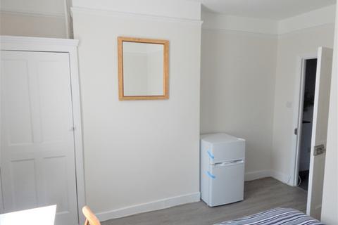 1 bedroom in a house share to rent, Upstairs Back Room, 60 Cavendish Road, Colliers Wood, London