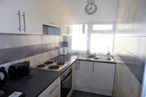 1 bedroom in a house share to rent, Upstairs Back Room, 60 Cavendish Road, Colliers Wood, London
