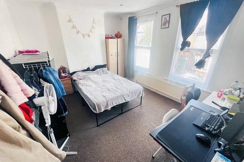 3 bedroom terraced house to rent, Barfield Road, London E11