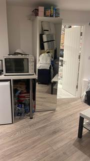 Studio to rent, Alfred Road, Acton