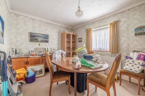 5 bedroom bungalow to rent, Bangors Road North, Iver Heath SL0